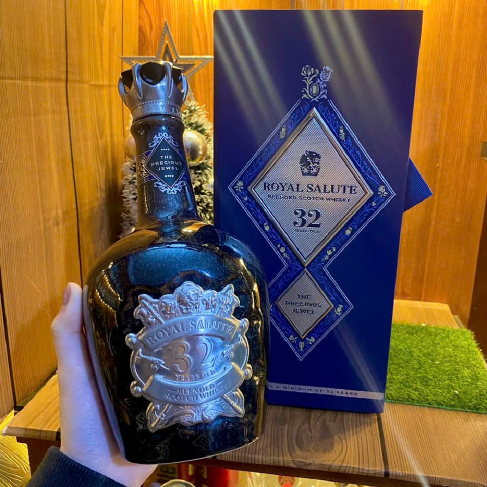  Rượu Chivas Royal Salute 32 năm - Kiệt tác Whisky Scotch cho người sành rượu